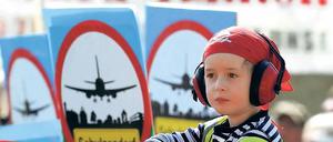 Protest gegen den Lärm. Wo es laut wird am künftigen Flughafen in Schönefeld, will die Flughafengesellschaft bis Mitte Dezember ermittelt haben. Die nächste Großdemonstration ist für den 19. November in Berlin vorgesehen – mit einem Marsch zum Kanzleramt.