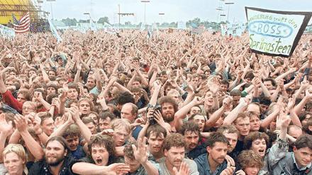 Born in the GDR. Aus der ganzen DDR reisten 1988 die Fans an, um Bruce Springsteen live auf der Radrennbahn Weißensee zu sehen. Das Areal war überfüllt.