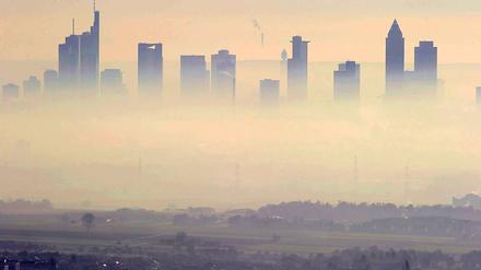 Noch ist die Finanzkrise für Deutschland ähnlich unwirklich wie die Bankentürme von Frankfurt am Main im Nebel.