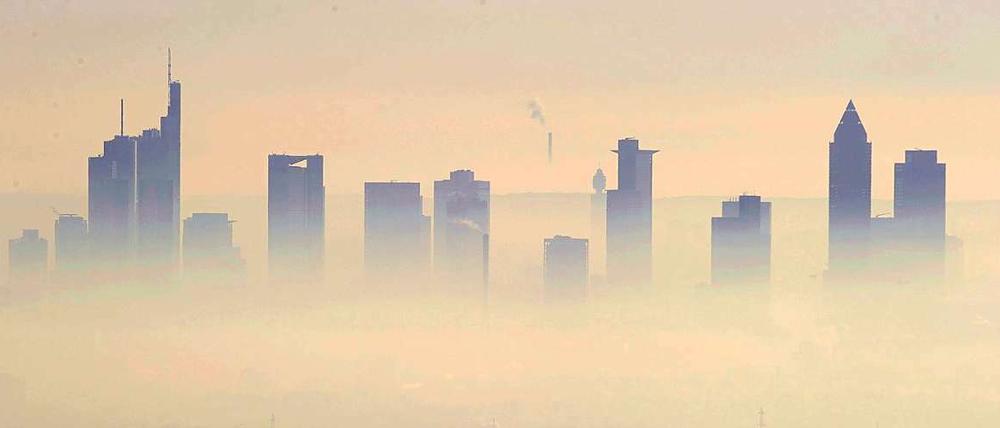 Noch ist die Finanzkrise für Deutschland ähnlich unwirklich wie die Bankentürme von Frankfurt am Main im Nebel.