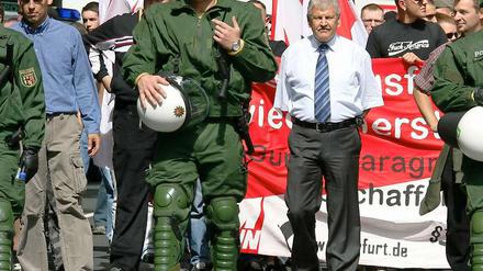 Der frühere NPD-Funktionär Ralf W. (l. mit Sonnenbrille) 2007 auf einer NPD-Demonstration in Jena. In der Mitte läuft der damalige NPD-Parteichef Udo Voigt.
