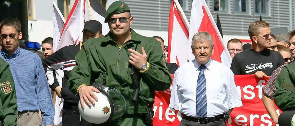 Der frühere NPD-Funktionär Ralf W. (l. mit Sonnenbrille) 2007 auf einer NPD-Demonstration in Jena. In der Mitte läuft der damalige NPD-Parteichef Udo Voigt.
