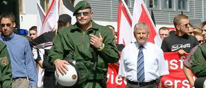 Der frühere NPD-Funktionär Ralf W. (l. mit Sonnenbrille) 2007 auf einer NPD-Demonstration in Jena. In der Mitte läuft der damalige NPD-Parteichef Udo Voigt.