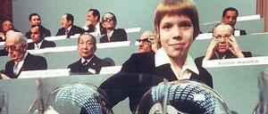 1974 loste der Schöneberger Sängerknabe Detlef Lange die WM zusammen, auch Schiedsrichter Pierluigi Collina durfte schon Zettelchen in Kameras halten. Attraktive Frauen wie Heidi Klum dürfen nie fehlen. Vermutlich, damit die Funktionäre was zu gucken haben.