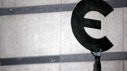 Die Notenbanken geben mehr Geld ins Finanzsystem. Finanzminister Schäuble will den Währungsfonds stärker einbinden.