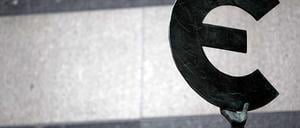 Die Notenbanken geben mehr Geld ins Finanzsystem. Finanzminister Schäuble will den Währungsfonds stärker einbinden.