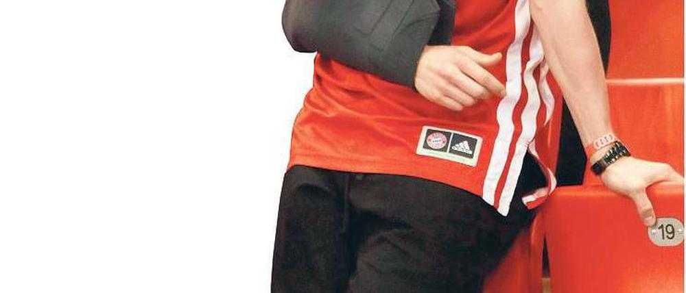 Stehen und gesehen werden. Bastian Schweinsteiger hat wegen seiner Verletzung gerade Zeit für Basketball. Foto: dapd