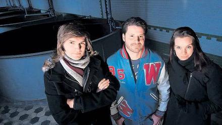 Auf Fischzug. Die Unternehmer Christian Echternacht, Nicolas Leschke und Caroline vom Böckel unterm Dach der alten Schultheiss-Malzfabrik in der Bessemerstraße. Foto: Clemes Bilan / dapd