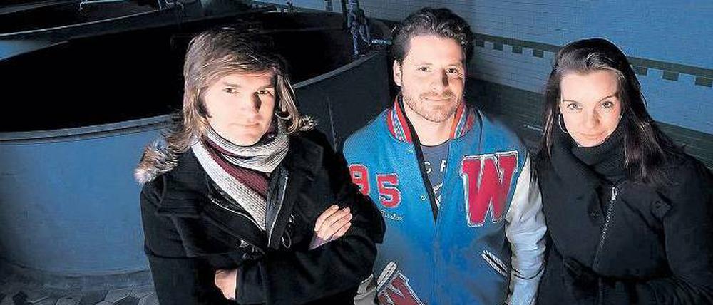 Auf Fischzug. Die Unternehmer Christian Echternacht, Nicolas Leschke und Caroline vom Böckel unterm Dach der alten Schultheiss-Malzfabrik in der Bessemerstraße. Foto: Clemes Bilan / dapd