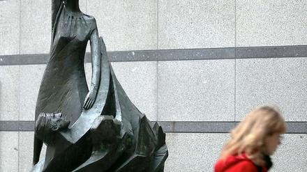 Die Europa hält in der belgischen Hauptstadt Brüssel den Euro hoch.