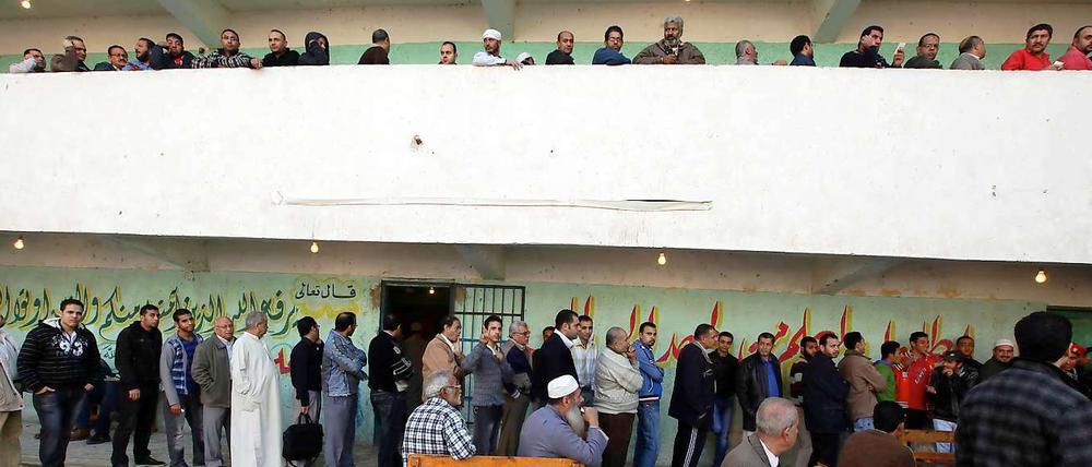 Lange Schlangen vor den Wahllokalen wie hier in Kairo waren in vielen Teilen des Landes am ersten Wahltag zu sehen.
