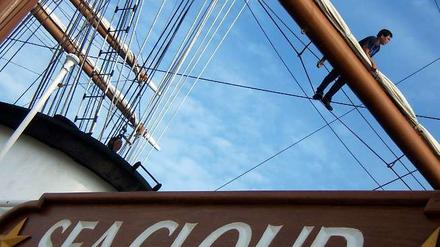 Ideales Segelwetter für die Sea Cloud, die derzeit circa 300 Seemeilen nordöstlich von Madeira bei Windstärken um die 6 plus übers Meer zieht.