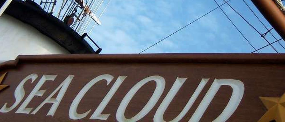 Ideales Segelwetter für die Sea Cloud, die derzeit circa 300 Seemeilen nordöstlich von Madeira bei Windstärken um die 6 plus übers Meer zieht.