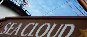 Ideales Segelwetter für die Sea Cloud, die derzeit circa 300 Seemeilen nordöstlich von Madeira bei Windstärken um die 6 plus übers Meer zieht.