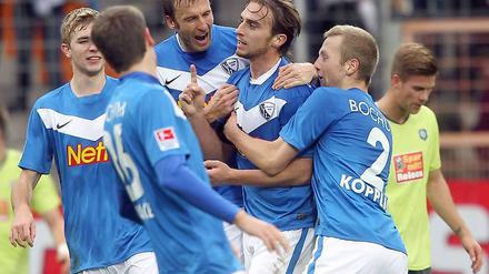 Faton Toski (2.v.r.) wird von seinen Mitspielern nach seinem Tor zum 3:0 beglückwünscht. Toski war mit zwei Toren und drei Vorlagen der überragende Spieler beim 6:0 Sieg des VfL Bochum über Erzgebirge Aue.