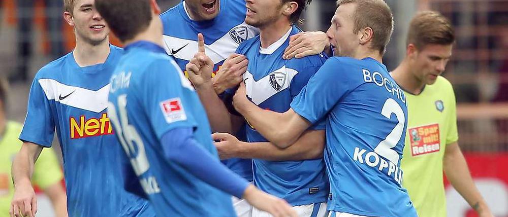 Faton Toski (2.v.r.) wird von seinen Mitspielern nach seinem Tor zum 3:0 beglückwünscht. Toski war mit zwei Toren und drei Vorlagen der überragende Spieler beim 6:0 Sieg des VfL Bochum über Erzgebirge Aue.