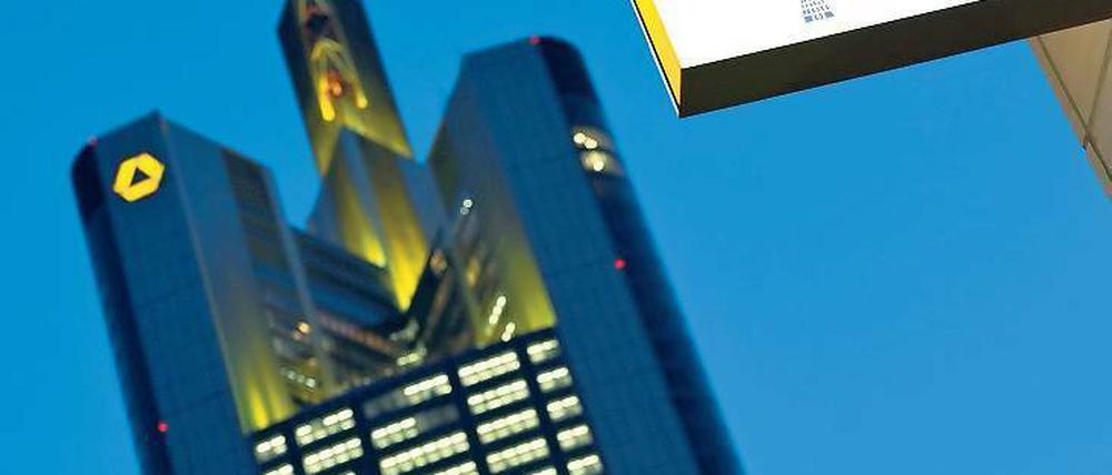 Düstere Stimmung. Die Commerzbank in Frankfurt am Main muss sich wohl auf eine Kapitallücke von rund fünf Milliarden Euro einstellen. Foto: dpa