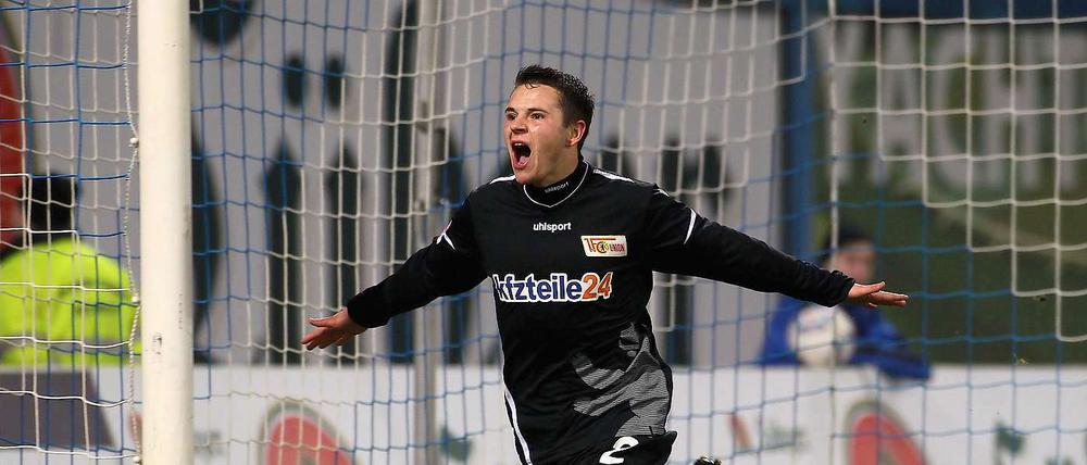Berliner Flieger. Union-Spieler Christopher Quiring bejubelt sein Tor zum 2:0 der Berliner bei Hansa Rostock.