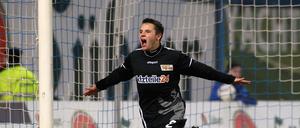 Berliner Flieger. Union-Spieler Christopher Quiring bejubelt sein Tor zum 2:0 der Berliner bei Hansa Rostock. 