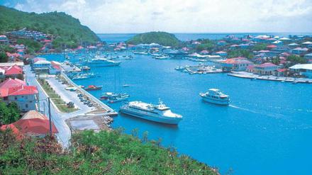St. Barths auf den Kleinen Antillen. Die Insel gilt als Fluchtpunkt von allerlei Hollywood-Prominenz, was die Kreuzfahrtgemeinde jedoch nicht weiter stört. Hier ein Blick auf den Hauptort Port Gustavia.