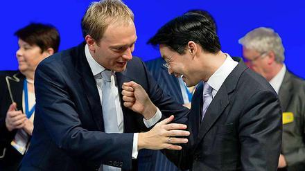 Immer für Späße zu haben: Der Generalsekretär der FDP, Christian Lindner (l.) und der Parteivorsitzende Philipp Rösler albern auf dem außerordentlichen FDP-Parteitag in Frankfurt am Main herum.