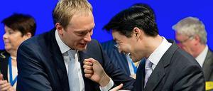 Immer für Späße zu haben: Der Generalsekretär der FDP, Christian Lindner (l.) und der Parteivorsitzende Philipp Rösler albern auf dem außerordentlichen FDP-Parteitag in Frankfurt am Main herum.