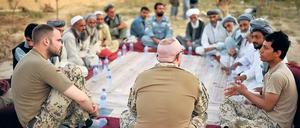 So sieht die Bundeswehr sich lieber. Deutsche Isaf-Soldaten westlich von Kundus während einer „Schura“ (Ratsversammlung) mit afghanischen Bürgern im September. Der Angriff zwei Jahre zuvor kostete aber gerade Zivilisten das Leben. Ihre Interessen werden auf dem Bonner Gipfel diese Woche nicht zuletzt durch NGOs vertreten. Foto: Sascha Schuermann/dapd