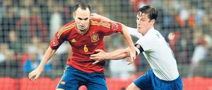Haltet den Titelverteidiger! Andres Iniesta und seine spanischen Mitspieler hatten zuletzt ein paar Probleme, gegen England um Scott Parker (r.) gab es in Wembley ein 0:1. 