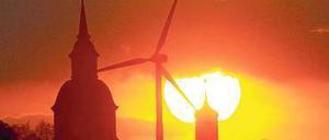 Propeller hinterm Turm. Die Zahl der Windparks steigt weiter.
