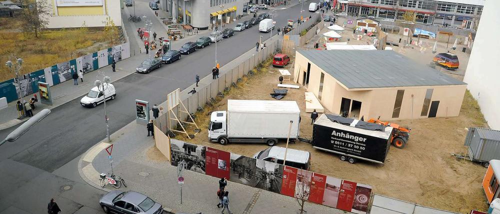 Brachen und Buden am Checkpoint.
