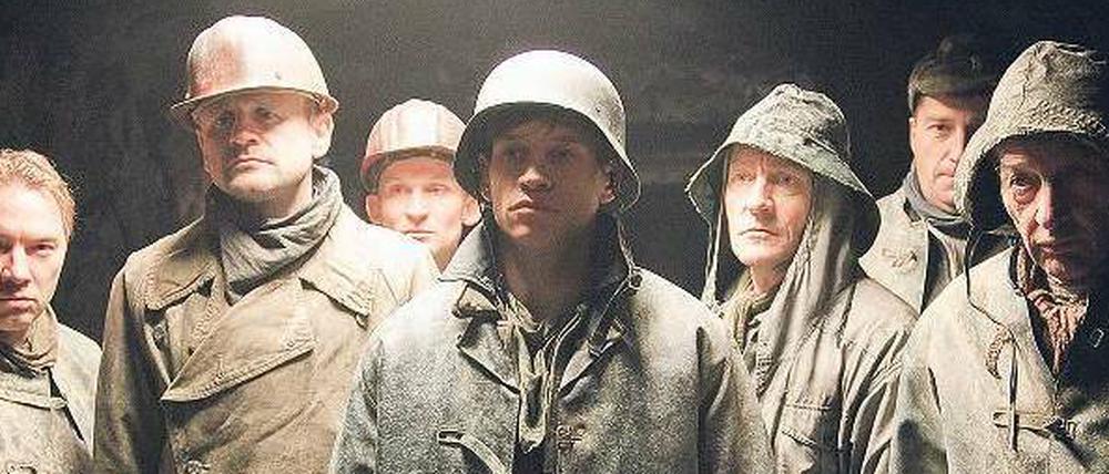 Im Uranberg. Die Brigade Altmann auf dem Weg zur Schicht. Mit Filmen zur deutschen Geschichte hat sich der preisgekrönte Regisseur Dror Zahavi einen Namen gemacht.