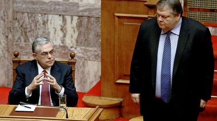 Präsident Papademos und Finanzminister Venizelos im Parlament.