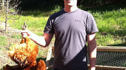 Facebook-Gründer mit Huhn. Diese Fotos sind eigentlich privat, doch durch einen Sicherheitsfehler bei Facebook öffentlich geworden.