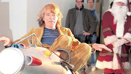 Kommt ein Komiker geflogen. Obligatorisch geworden ist Helge Schneiders Werbeauftritt in der Weihnachtszeit.