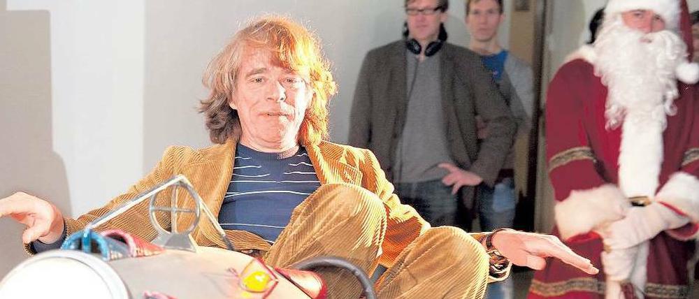 Kommt ein Komiker geflogen. Obligatorisch geworden ist Helge Schneiders Werbeauftritt in der Weihnachtszeit. 