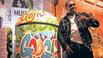 Kampf um das digitale Geschäft. In Konkurrenz zu Amazon und Apple eröffnete Google vor kurzem in Los Angeles seinen eigenen Musikdienst. Zur Eröffnung kam auch Rapper Busta Rhymes. Jetzt soll der Onlinehandel neue Chancen bieten.