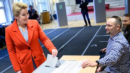 Franziska Giffey (SPD), Regierende Bürgermeisterin von Berlin und Spitzenkandidatin der Berliner SPD, gibt in ihrem Wahllokal in Berlin-Friedrichshain ihre Stimmzettel zur Wahl zum Berliner Abgeordnetenhaus ab.