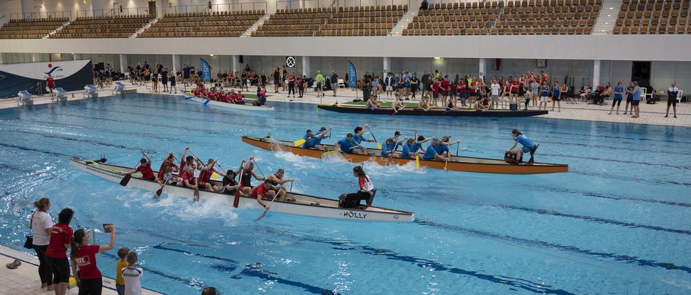 Vor und zurück. Die Drachenboote von je zwei Teams sind miteinander verbunden, wer stärker paddelt, kommt vorwärts und zieht das andere Boot automatisch zurück.