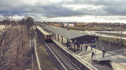 Ein Grund für die Sperrung: Nahe dem Bahnhof Johannisthal wird eine neue Brücke gebaut.