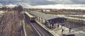 Ein Grund für die Sperrung: Nahe dem Bahnhof Johannisthal wird eine neue Brücke gebaut.