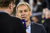 Einer wie Buddha: Jürgen Klinsmann im Gespräch mit RTL-Moderator Florian König.