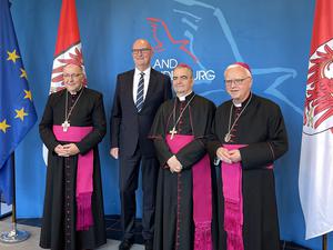 Festakt in der Potsdamer Staatskanzlei zu 20 Jahren Staatsvertrag zwischen der katholischen Kirche und dem Land Brandenburg mit Ministerpräsident Dietmar Woidke (SPD, Mitte).