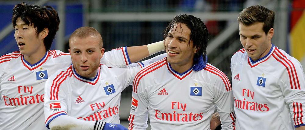 Paolo Guerrero (2.v.r.) brachte den HSV mit 1:0 in Führung, Gökhan Töre (2.v.l.) bereitete das Tor zum 2:0-Endstand vor.