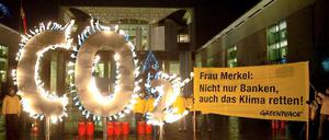 Am Donnerstag forderten Greenpeace-Aktivisten mit einem brennenden CO2-Zeichen vor dem Bundeskanzleramt in Berlin einen entschiedeneren Einsatz von Bundeskanzlerin Merkel für den Klimaschutz. Anlass war der Klimagipfel in Durban.