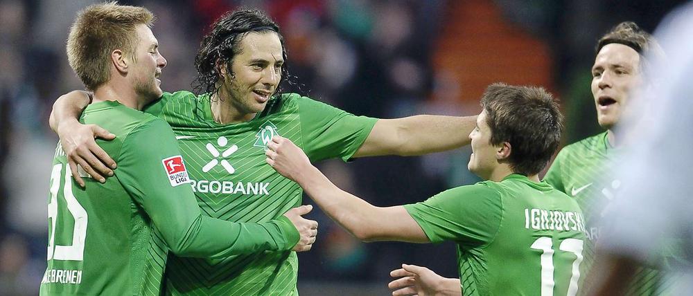 O' Tannenbaum: Mit der Tanne auf dem Trikot sichert sich der SV Werder den siebten Heimsieg und bleibt in Reichweite der Tabellenspitze.
