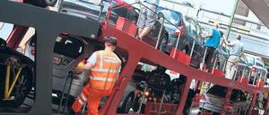 Finger weg! Fahrgäste und Bahnmitarbeiter rangieren Fahrzeuge auf den Autozug. Entspannung folgt erst nach der Arbeit. Foto: dpa