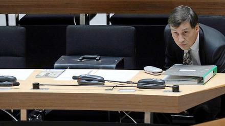 Schwere Vorwürfe gegen den neuen Verbraucherschutzsenator Michael Braun. Ein Oppositionspolitiker will ihn jetzt verklagen. Braun soll als Notar nicht im Interesse seiner Klienten gehandelt haben.