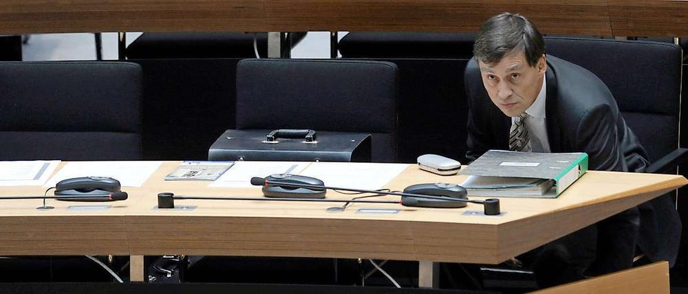Schwere Vorwürfe gegen den neuen Verbraucherschutzsenator Michael Braun. Ein Oppositionspolitiker will ihn jetzt verklagen. Braun soll als Notar nicht im Interesse seiner Klienten gehandelt haben.