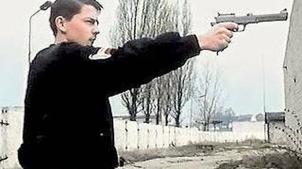 Allzeit gewaltbereit. Szene aus Thomas Heises 1992 entstandenem Dokumentarfilm „Stau – jetzt geht’s los“ über rechtsextreme Jugendliche in Halle. 