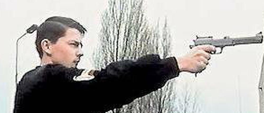 Allzeit gewaltbereit. Szene aus Thomas Heises 1992 entstandenem Dokumentarfilm „Stau – jetzt geht’s los“ über rechtsextreme Jugendliche in Halle. 